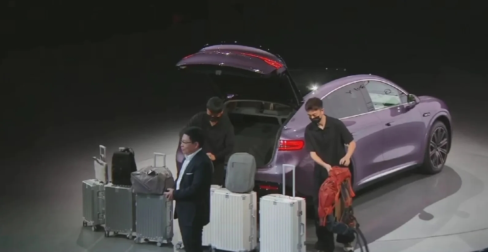 华为正式发布智界R7，余承东讲解，R7后备箱超能装，六七个超大的行李箱，轻松装下