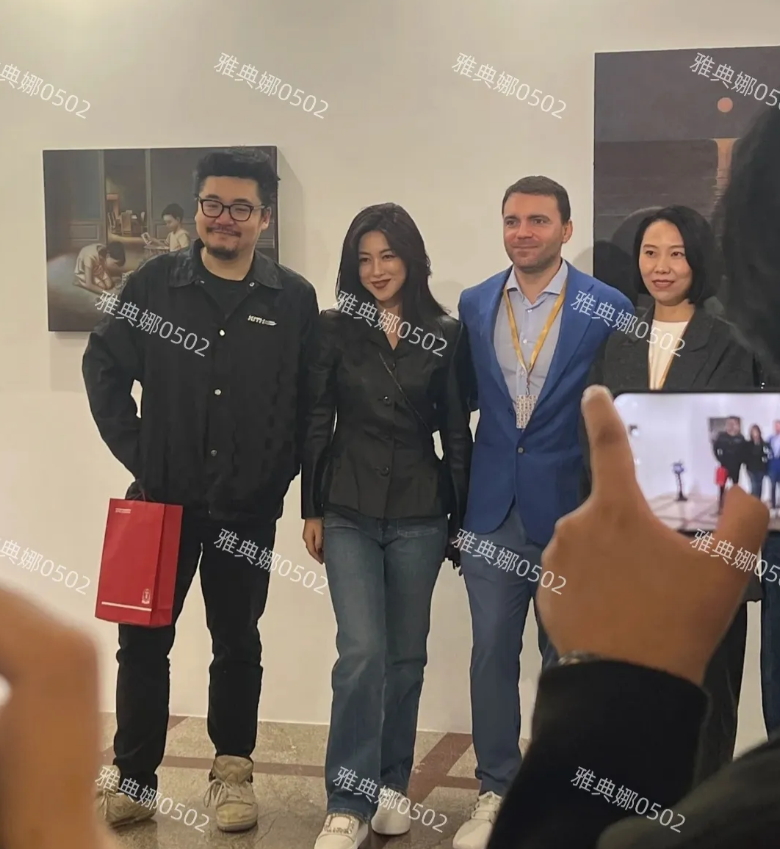 看展偶遇朱珠，她真是个有魅力的女性，本人很苗条脸很小，一对儿小梨涡笑起来很媚很有