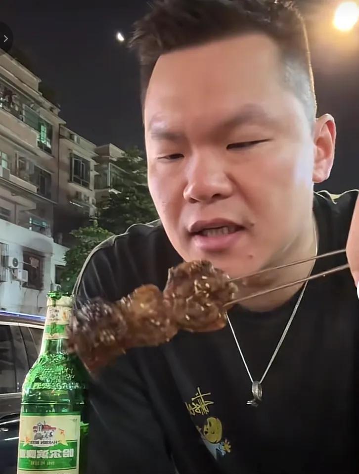 朱芳雨吃着腰子喝着啤酒，生活乐滋滋！每次朱芳雨都是点1箱啤酒，喝1退11，寓意着