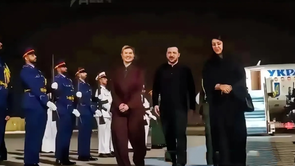 泽连斯基这时候“闪电造访”阿联酋，难道是去“踩点”？
昨晚，泽连斯基带着夫人突然
