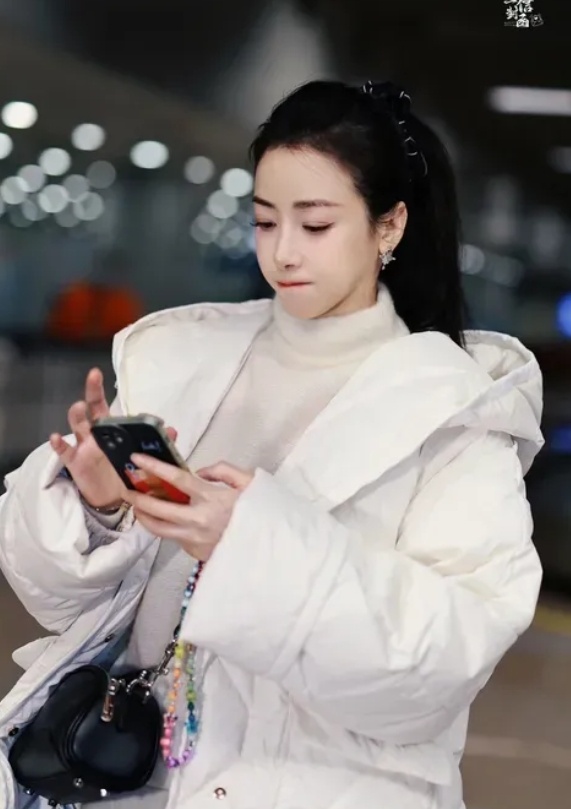 她是范冰冰都羡慕嫉妒的女人，同是美艳性感的御姐女星，她就能找到帅气的鲜肉老公，比