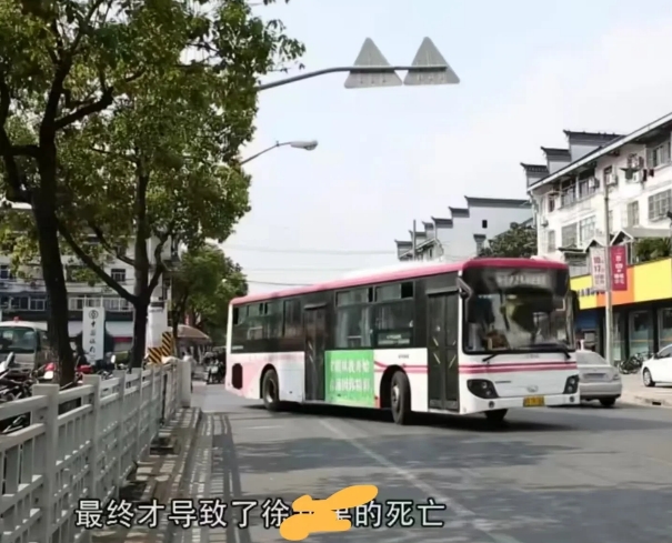 上海青浦，中年男子乘坐公交车时，突发心梗，公交司机在男子昏迷后2分钟、15分钟、