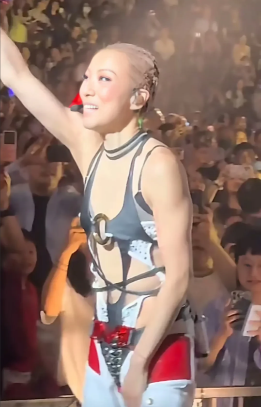 我记得郑秀文是个大美女啊，她这身材，真不能怪许志安，这么多年，他到底是怎么熬过来