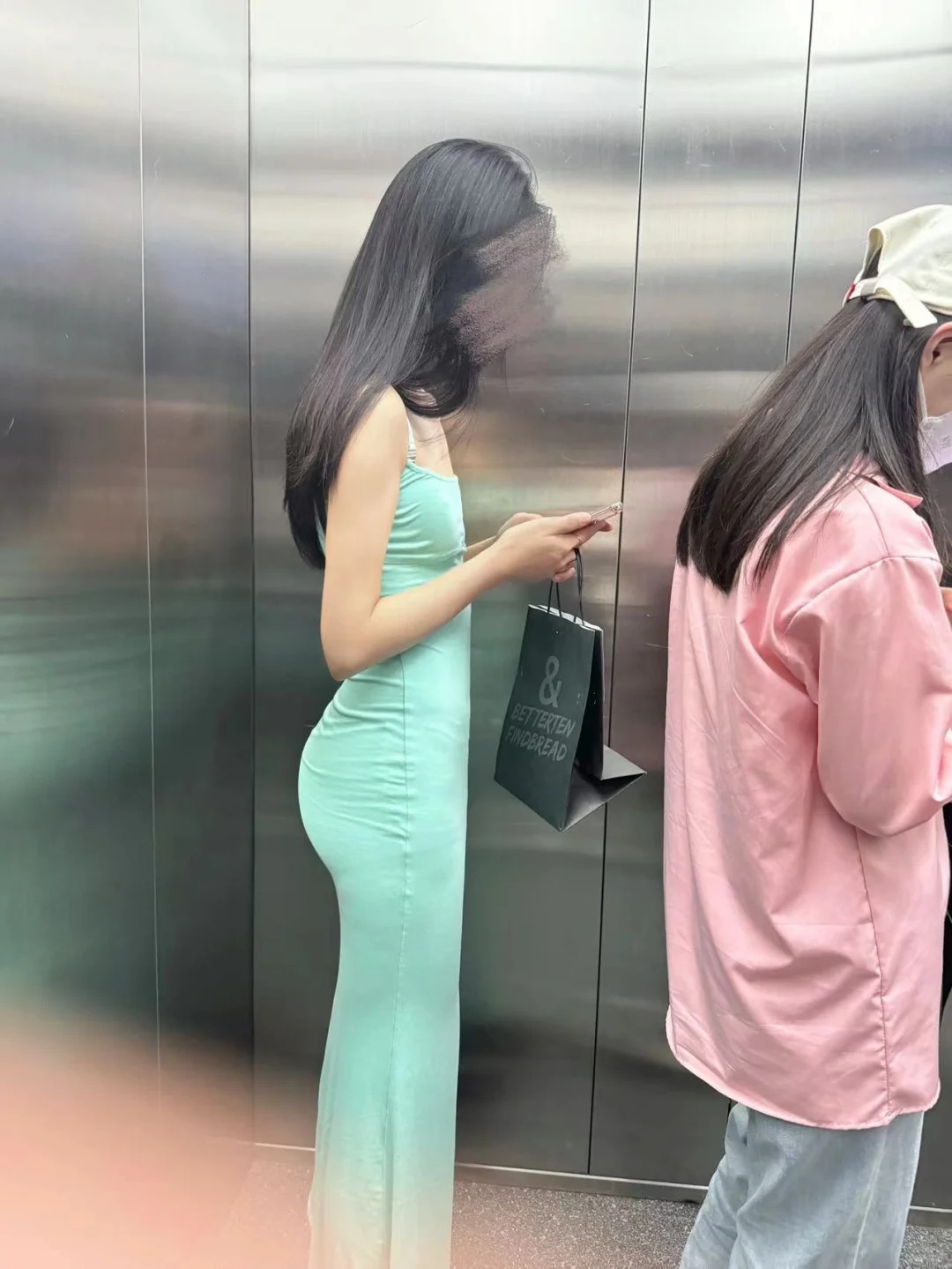 真无语。。胸小屁股大就别穿吊带裙了
真的被自己无语到了，今儿和姐妹出去逛街特意穿