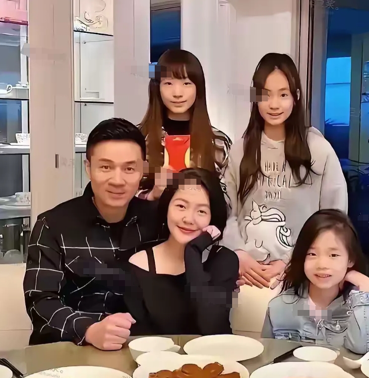 小S标榜自己是现代女性，可还是输给了传统文化内核。如果，她背后站着的是三个男孩，