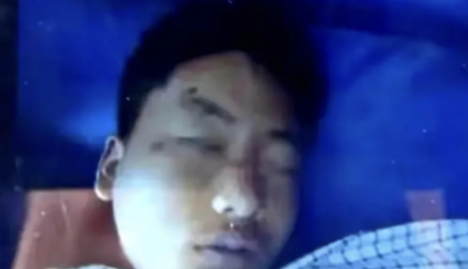 河北沧州，女子与情夫在家正发生关系，被15岁的儿子当场撞破。因担心事情败露，情夫