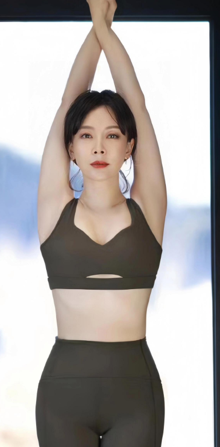 陈数高清性感写真，尽显优雅气质

陈数发布的高清性感写真集，每一张照片都美得让人