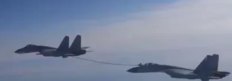 我国歼-15舰载机“飞鲨”实施“伙伴加油”训练。这种战法是比较实用的，对延长舰载