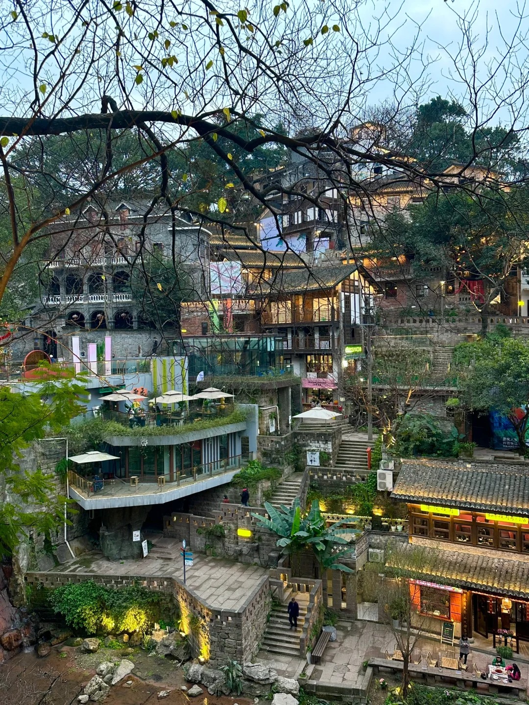 重庆巨巨巨巨巨巨巨巨巨好逛的一条街！！！
重庆真的是无法复制的美！！！

拍摄于