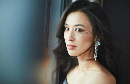 黄圣依直言想离婚三年了，还说不喜欢直播。

现在流行爆“家丑”博出位了吗？怎么家