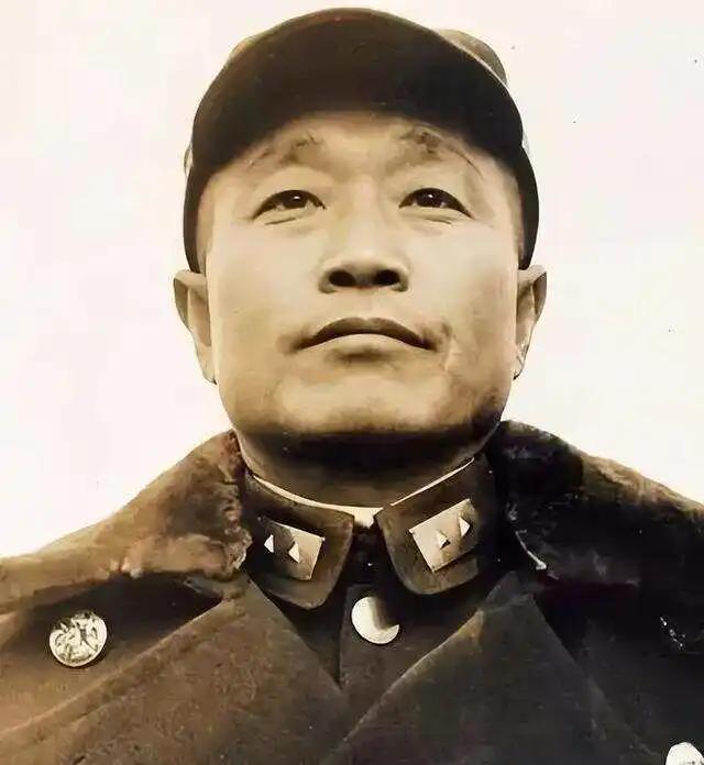 1948年11月9日，傅作义在北平宴请杜聿明，劝他说：“刘峙成事不足败事有余，你