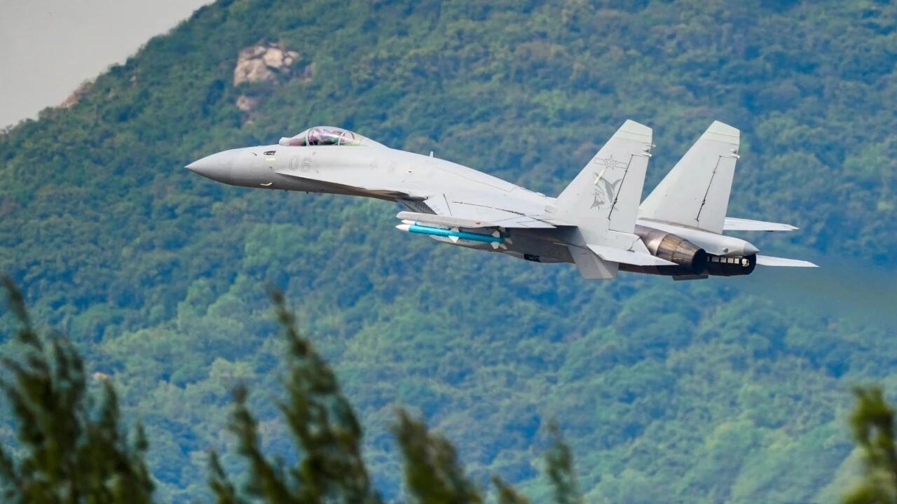 歼-15D“咆哮鲨”、歼-15T弹射版“飞鲨”、歼-35A的精彩靓图。中国航空工