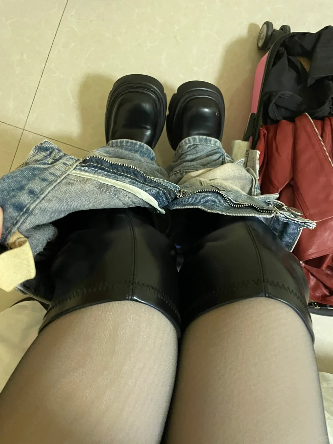 被自己恶心到了
回家路上为了少背点衣服
加绒丝袜+过膝长靴+牛仔裤
加绒里衣+加