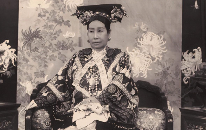 自从湘军大破太平天国之后，慈禧就一直秘密图谋，想铲除曾国藩，不料曾国藩两次出手，