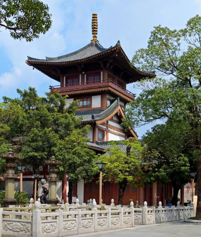 刚才同学大刚告诉我，他上午去参加了一个同学的葬礼，这位同学小学跟我是一个学年的，