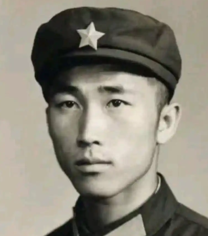 他是现实版的“战狼”，也是冷锋的原型，1991年，当索马里陷入内乱，244名同胞