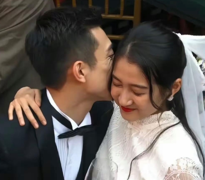 关晓彤一直坚持不吻，不脱，不露。可这几年只能玩综艺