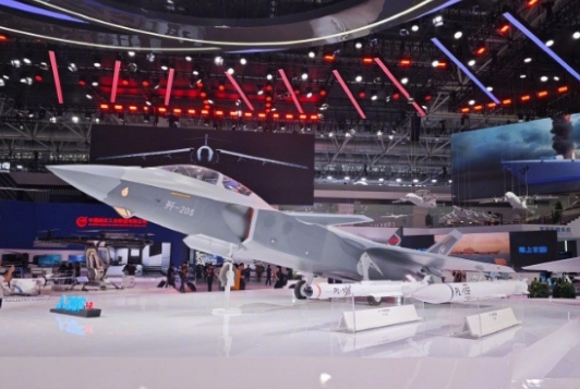 珠海航展上公开的歼-20S。歼-20战斗机公开后一直主要以单座型号示人，两年前出