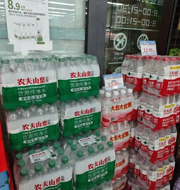 太久没出门了，出门了也自带水，农夫山泉竟然推新品了！来了个红配绿，推出绿瓶农夫山