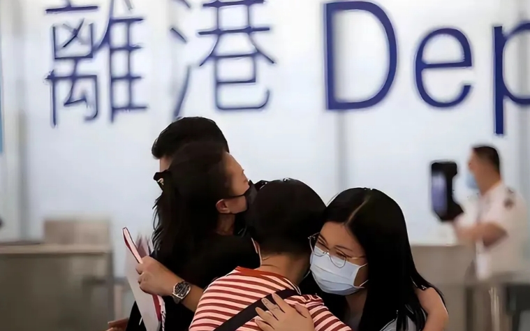 去年9月润英国的乱港蟑螂遭到英国黑人上来种族歧视，被黑人殴打满脸流血，新加坡媒体