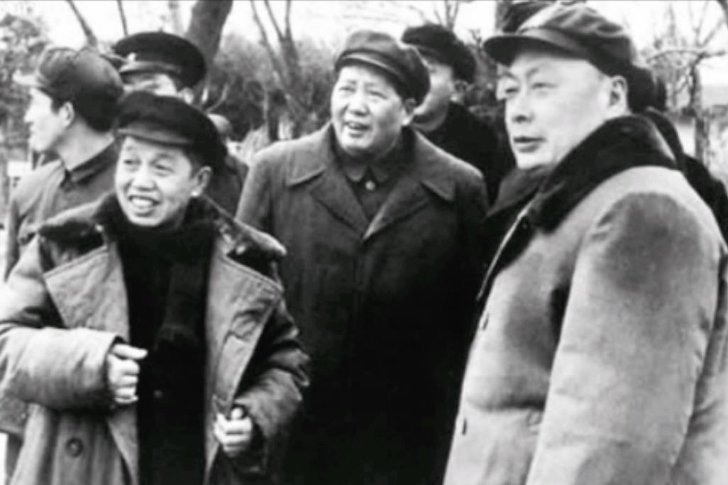 1953年，毛主席视察南京，餐桌上的闲聊突然转向一个出人意料的话题。他亲切地看向