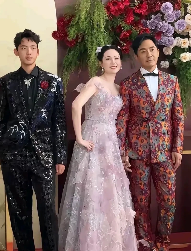 郭晓冬愿意穿上这套胡里胡哨的花西装，程莉莎功不可没，哈哈哈哈。毕竟为了配合老婆拍