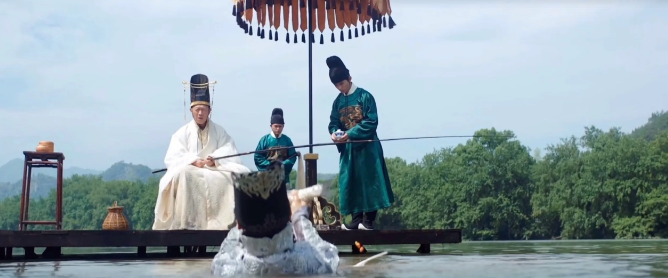 《绣春刀》里，魏公公钓鱼这段特别有意思，一个人在湖边钓鱼、陆文昭站在身后，岸边有一大堆人在等候