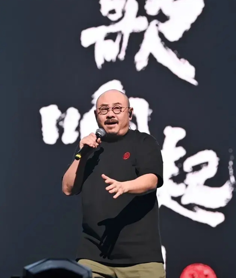 刀郎再次火爆以后，好像有些事不重要了：
1 唱功不重要了
2 身材不重要了
3 