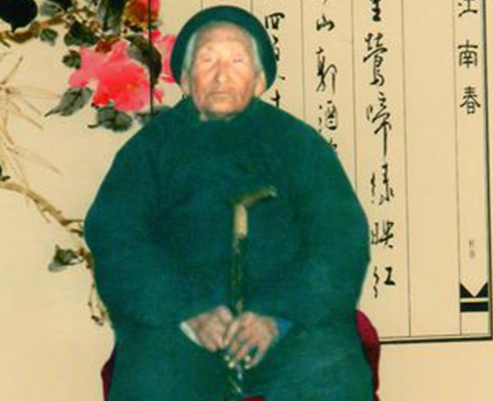 1943年，一位老妇人主动请一名当汉奸的朋友吃饭。突然，她神秘兮兮地说：“麻烦给