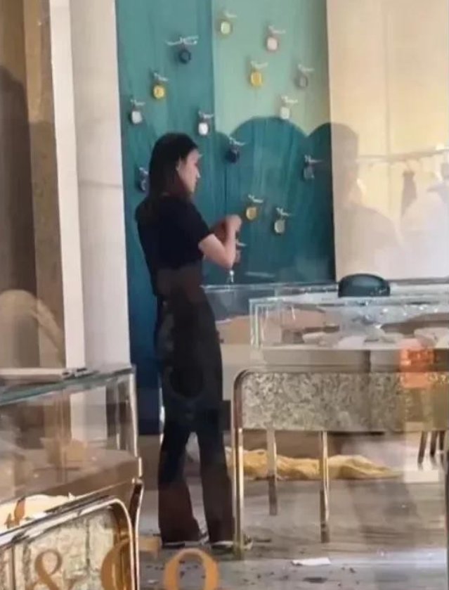 成都太古里Tiffany事件，闹得沸沸扬扬，一个22岁的女孩，砸了店，原因是抑郁
