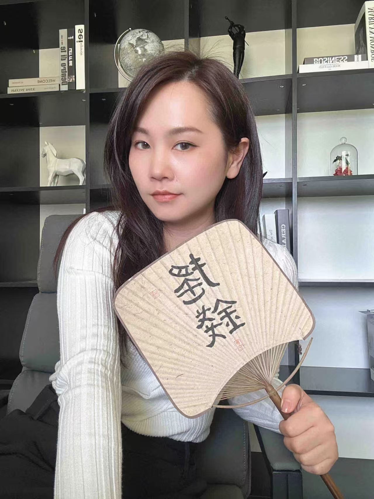 每次进办公室老板娘就这个眼神，我该怎么办