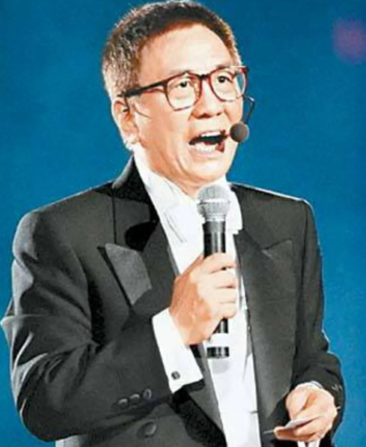 1990年，徐克开拍《笑傲江湖》，找大才子黄霑写主题曲，黄霑连写六稿，徐克都不满