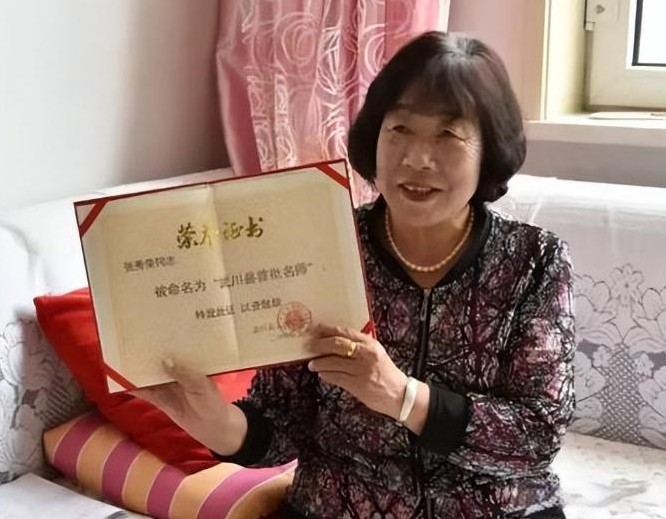 老师给钱学生买房报恩

                            