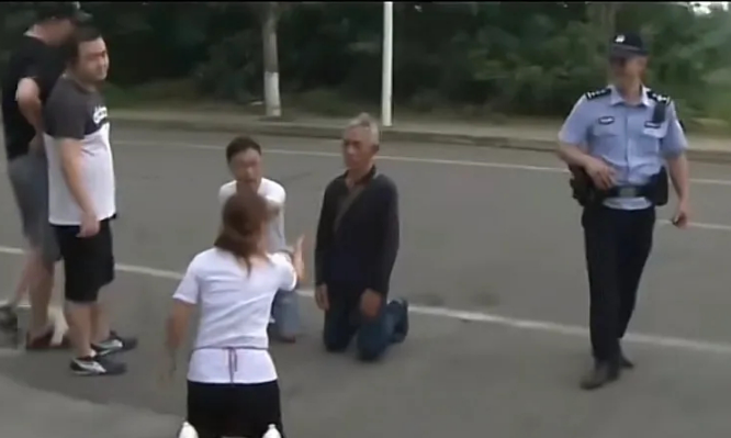 7旬老人当街哭着跪求女儿给钱救老伴，女儿拒绝：几百万拆迁款和8套房子都给了儿子，