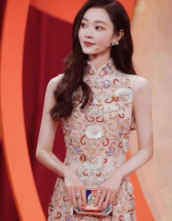 宋轶从默默耕耘到凭借精湛演技走红。她塑造众多经典角色，不断提升知名度。近期，她穿