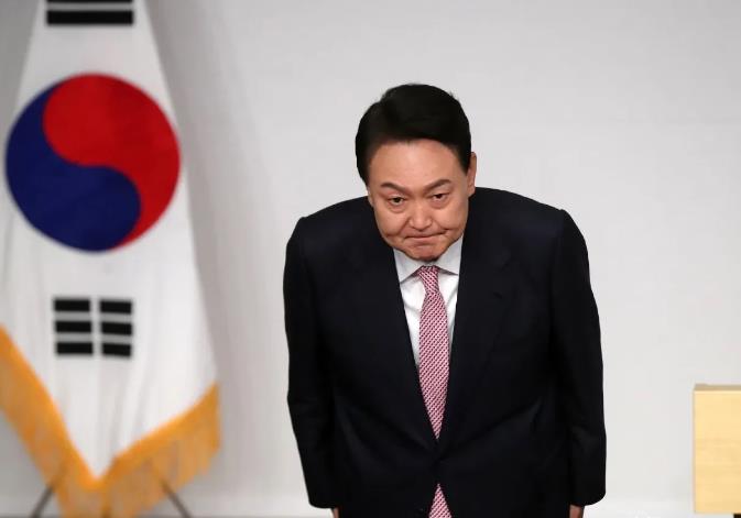 彻底完蛋了！韩国最新民调显示，有高达73.6%的韩国民众认为总统尹锡悦应该遭到弹