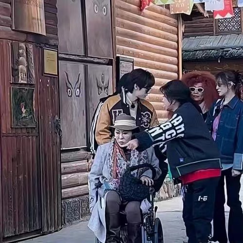 刘晓庆看似要照顾比自己小7岁的向太，真让人觉得有些意外！