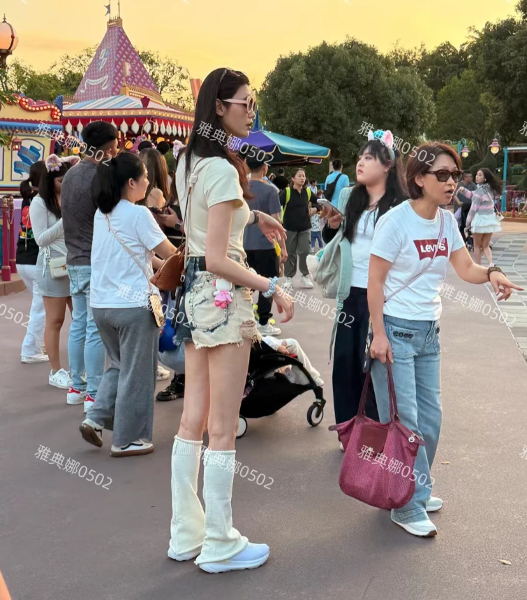香港迪士尼偶遇奚梦瑶何猷君，还有小姑子何超欣!
奚梦瑶本人又高又瘦又白，穿短裤的