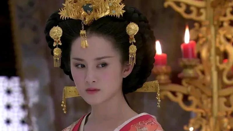 皇后产子，国丈兴冲冲进宫探视，刚入殿就被乱刀砍死