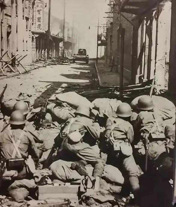 第61师属于中央军，师长杨步飞，黄埔军校第一期毕业生。不到三天，该部就被日军的重