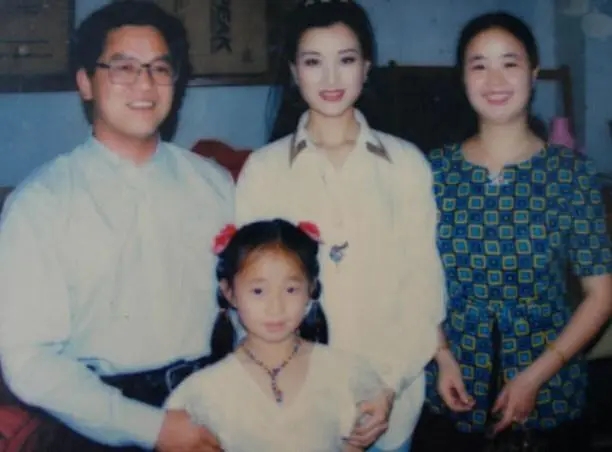 一次演出，宋祖英拉着闫学晶说：“你今天犯了三个错误，必须改正。”闫学晶听闻此言气