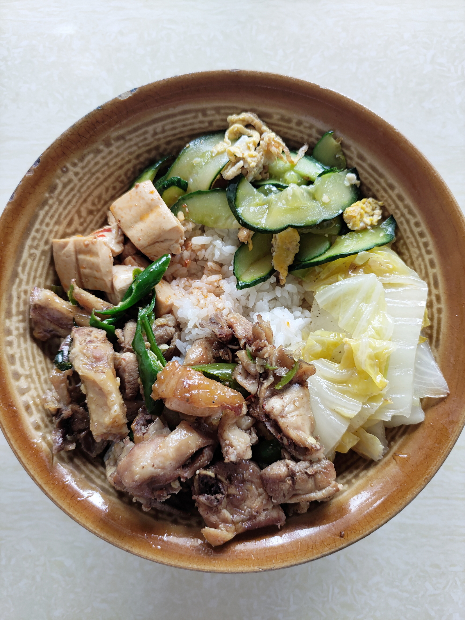 13的自选大碗饭，炒公鸡是主菜，今天的骨肉比例正常。公鸡挺好吃，肉实皮脆，只是广