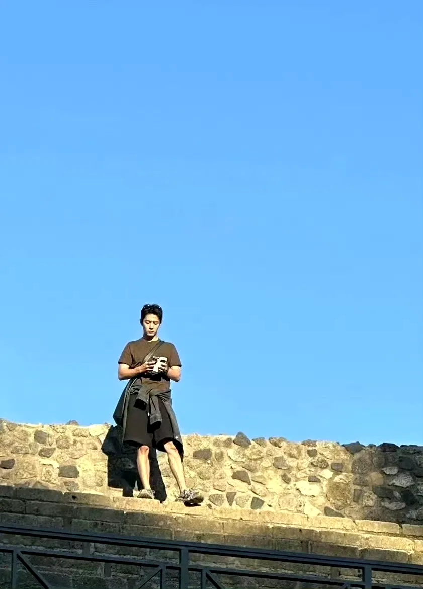 肖战和爸爸妈妈一起去旅行时被人拍到的照片，第一张的五官优越死了，非常立体，这可是
