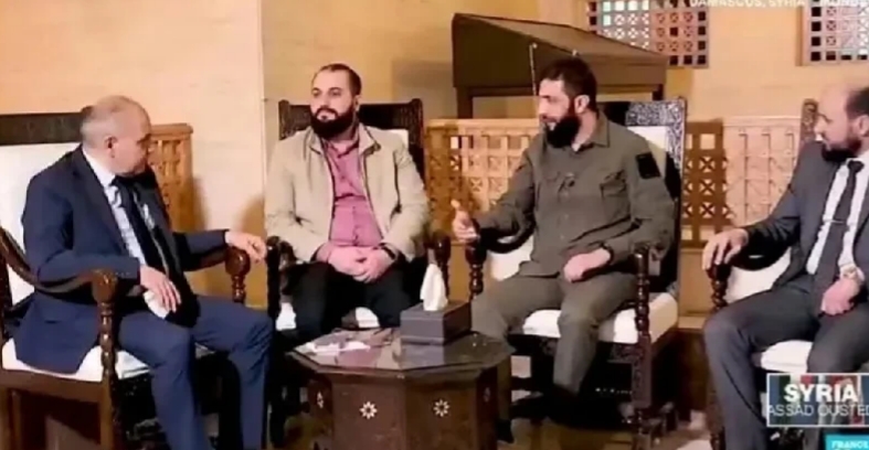 没想到你是这样的朱尼拉！！


在与美国代表团见面时，流利地用英语交流，不用翻译
