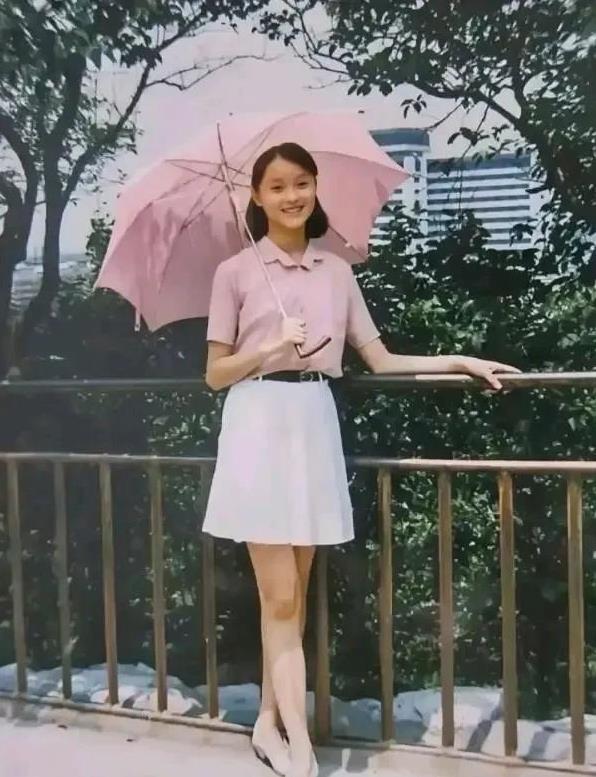 看这位女孩，笑得多灿烂，清纯又甜美。如今虽没大红大紫，也是非常出色的资深演员。你