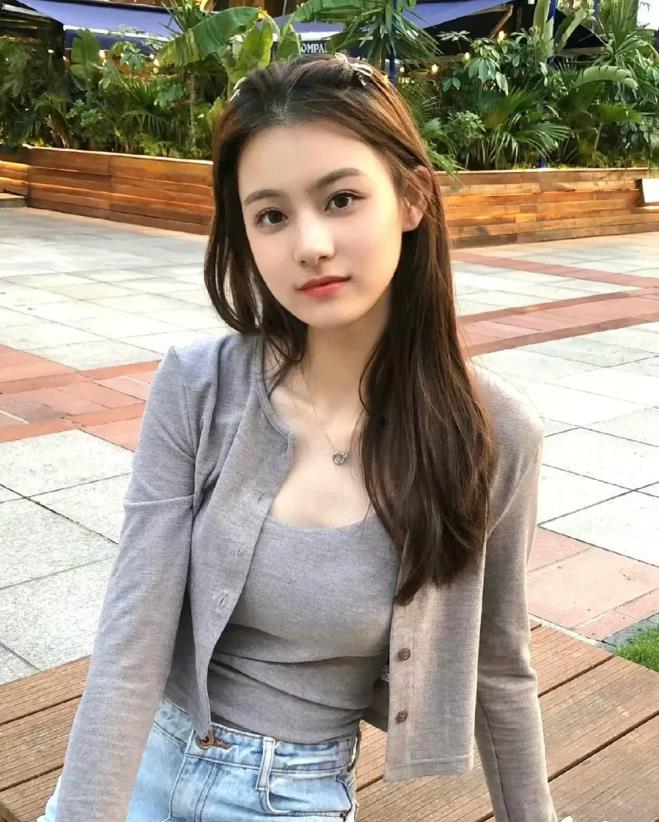 她俩PK校花名额，你投给谁？