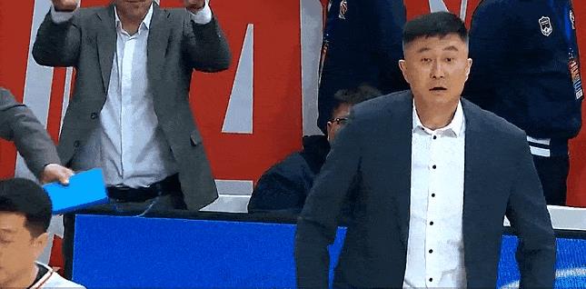 杜锋这球反应过激了吧！杨强投三分造成张皓嘉犯规，杜大帅在场边跳脚频频指责裁判，通