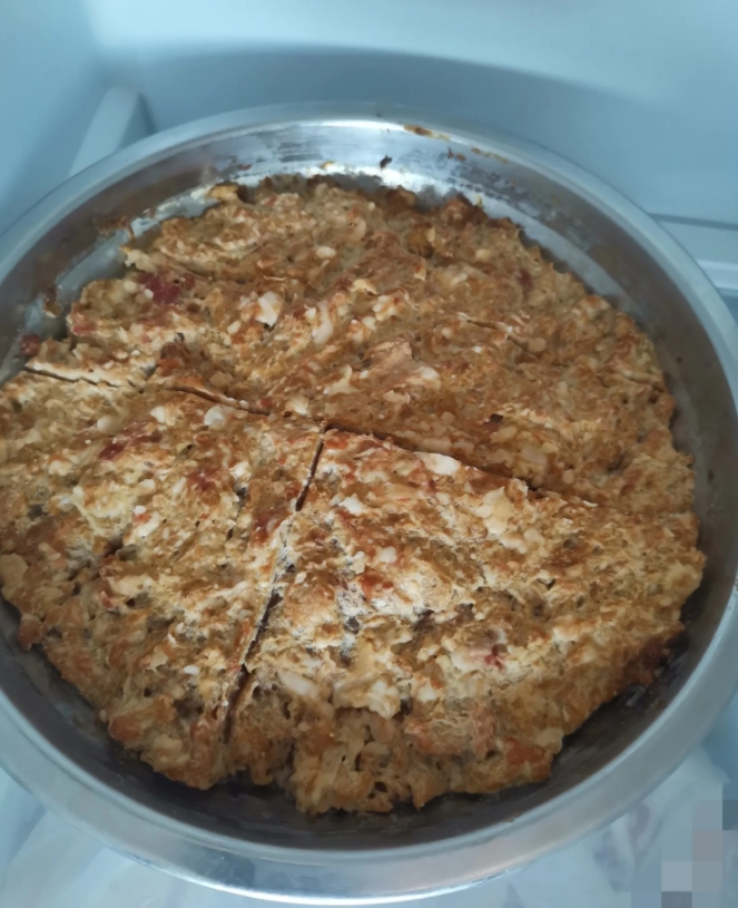 今天小姑子来了，到家都11点了！进门就说中午想吃水饺 。婆婆就去自家菜园割了点韭
