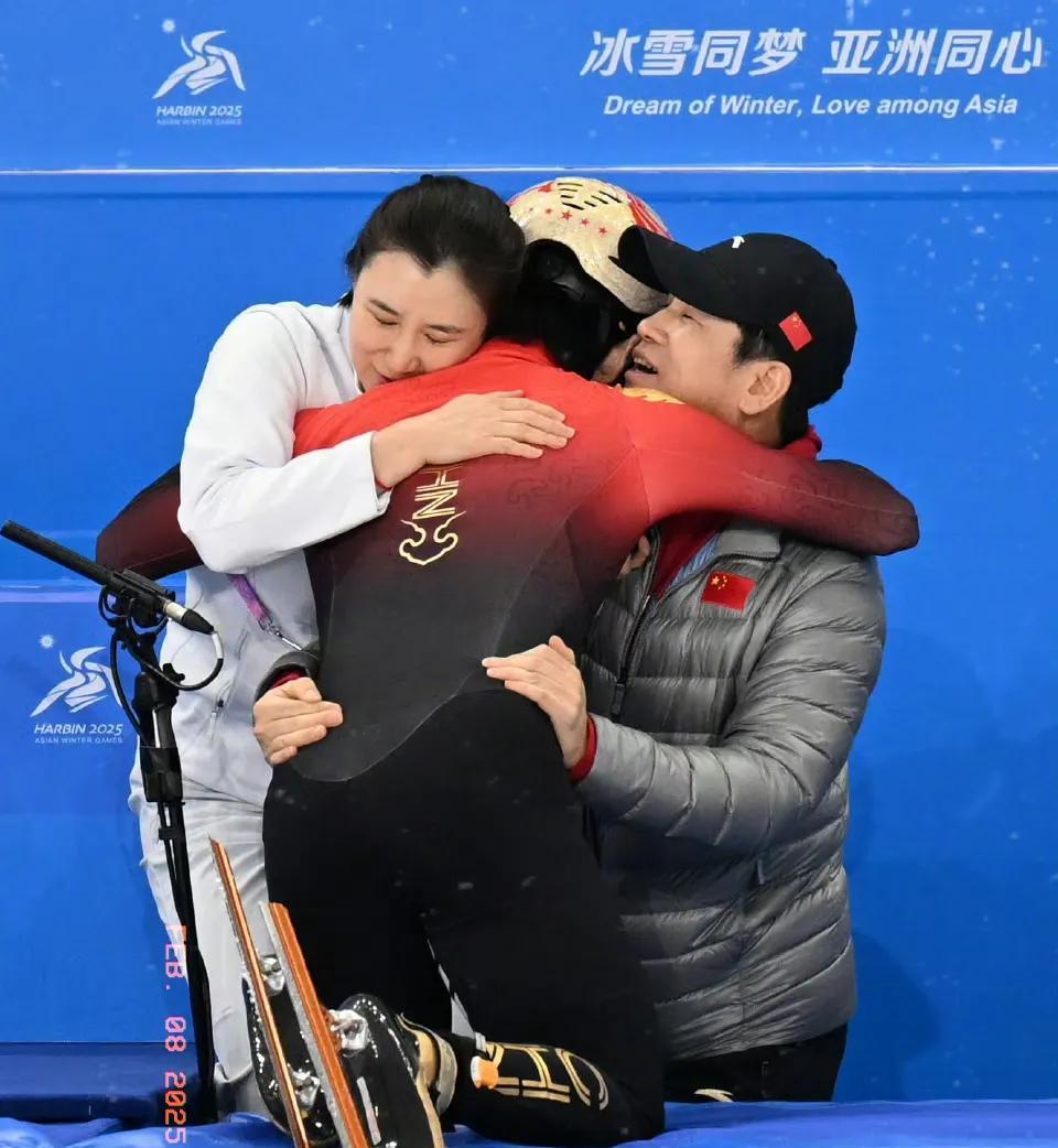 真的太不容易了，
林孝埈滑了三遍拿下首金！
他激动落泪，我们也湿了眼眶。
心理素