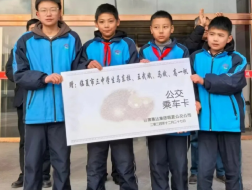 “这4个孩子你们火了！”24年12月，一辆公交车行驶途中，司机突然陷入昏迷！万万